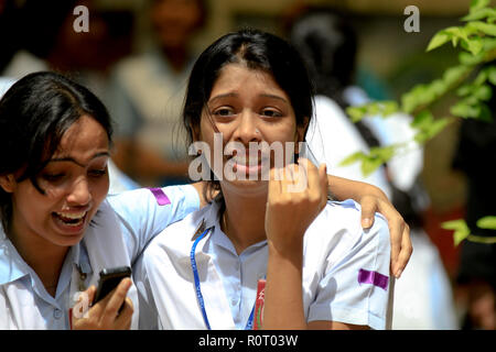 Studenten der Viqarunnisa 12.00 Uhr Schule und Hochschule express ihre Freude nach der Ankündigung der HSC-Ergebnisse. Dhaka, Bangladesch. Stockfoto