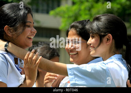 Studenten der Viqarunnisa 12.00 Uhr Schule und Hochschule express ihre Freude nach der Ankündigung der HSC-Ergebnisse. Dhaka, Bangladesch. Stockfoto