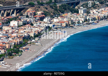 Der Blick aus dem kleinen Dorf Castelmola am Berg oberhalb von Taormina, mit Blick auf das Mittelmeer. Castelmola, Sizilien, Italien. Stockfoto