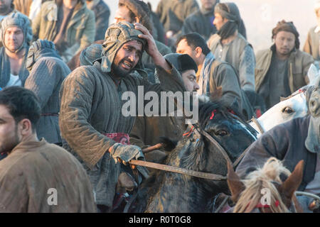 Buzkashi im Winter am Freitag, Mazar-i-Sharif, Afghanistan - Gruppe von Horse-Mounted Spieler Stockfoto