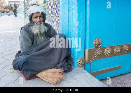 Sweeper am Eingang des Heiligtums von Hazrat Ali, auch genannt die Blaue Moschee, Mazar-e-Sharif, Afghanistan Stockfoto