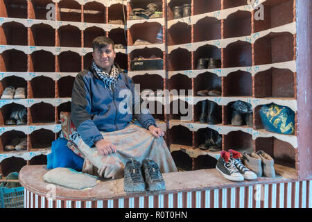 Schuhputzmaschine Wächter am Eingang des Heiligtums von Hazrat Ali, auch genannt die Blaue Moschee, Mazar-e-Sharif, Afghanistan Stockfoto