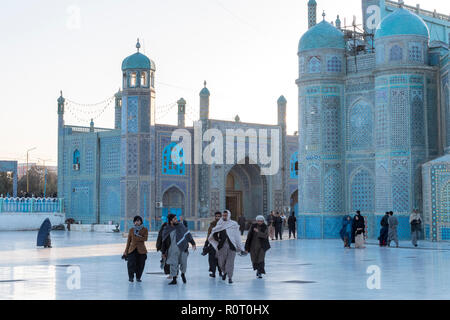 Pilger am Schrein von Hazrat Ali, auch genannt die Blaue Moschee, Mazar-e-Sharif, Afghanistan Stockfoto