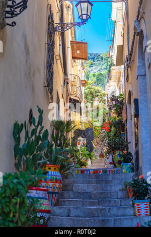 Taormina, Italien, 26. September 2018: mit dem Blick auf die Straße von der berühmten Altstadt von Taormina auf Sizilien. Italien. Stockfoto