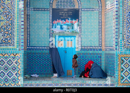 Meine Damen Gebet im Heiligtum von Hazrat Ali, auch genannt die Blaue Moschee, Mazar-e-Sharif, Afghanistan Stockfoto