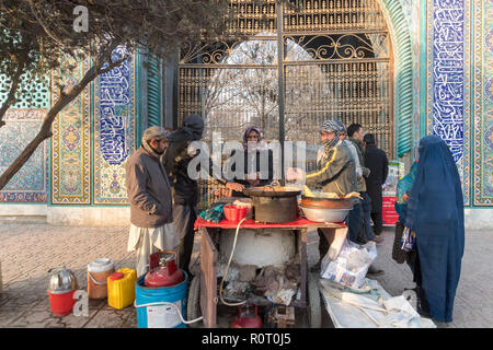 Männer, die vor dem Heiligtum von Hazrat Ali, auch genannt die Blaue Moschee, Mazar-e-Sharif, Afghanistan Stockfoto