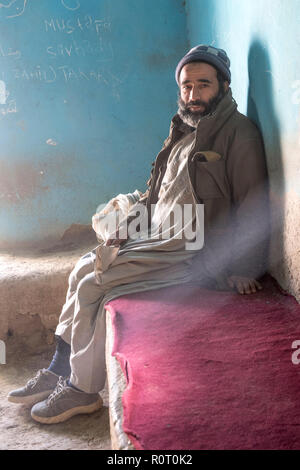 Alter Mann auf einer Bank sitzen in Raucher Den, Alte Balkh, Afghanistan Stockfoto