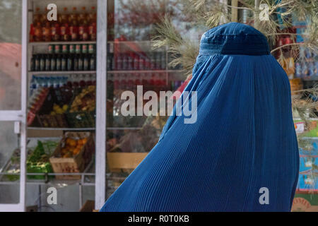 Frau Einkaufen mit traditionellen Burka, Provinz Balkh im Norden Afghanistans Stockfoto