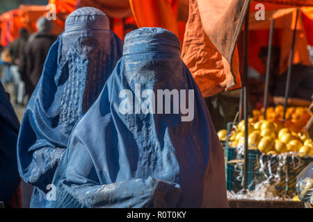 Zwei Frauen trägt blaue Burka kaufen Obst an der Mazar-e Sharif zentralen Basar, maraz-e Sharif, Provinz Balkh, Afghanistan Stockfoto