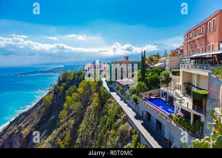 Taormina, Italien, 26. September 2018: mit dem Blick auf die Straße von der berühmten Altstadt von Taormina auf Sizilien. Italien. Stockfoto