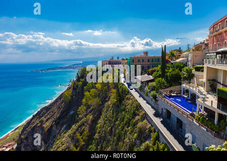 Taormina, Italien, 26. September 2018: mit dem Blick auf die Straße von der berühmten Altstadt von Taormina auf Sizilien. Italien. Stockfoto