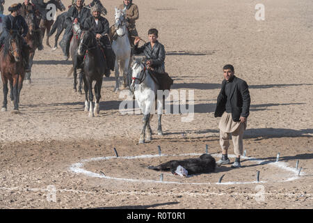 Buzkashi im Winter am Freitag, Mazar-i-Sharif, Afghanistan - das Ziel und die Karkasse Stockfoto