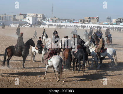 Buzkashi im Winter am Freitag, Mazar-i-Sharif, Afghanistan - Gruppe von Horse-Mounted Spieler Stockfoto