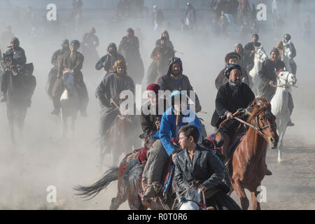 Buzkashi im Winter am Freitag, Mazar-i-Sharif, Afghanistan - Gruppe von Horse-Mounted Spieler Stockfoto