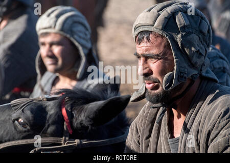 Buzkashi im Winter am Freitag, Mazar-i-Sharif, Afghanistan - zwei Horse-Mounted Spieler Stockfoto