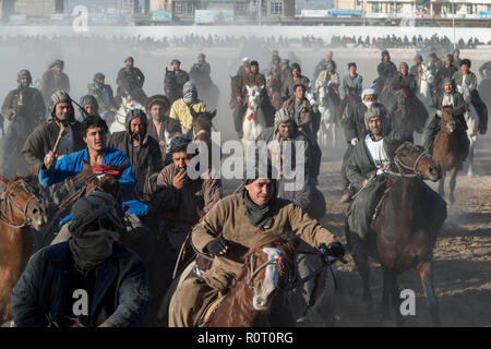 Buzkashi im Winter am Freitag, Mazar-i-Sharif, Afghanistan - Gruppe von Horse-Mounted Spieler Stockfoto