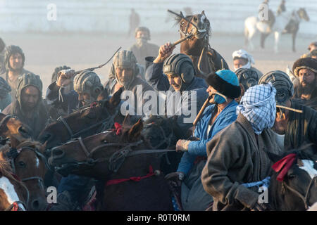 Buzkashi im Winter am Freitag, Mazar-i-Sharif, Afghanistan - Gruppe von Horse-Mounted Spieler Stockfoto