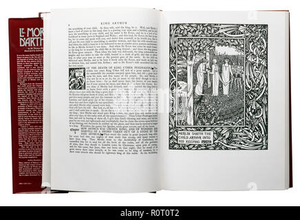 Le Morte d'Arthur von Sir Thomas Malory. Abbildung: Merlin nimmt das Kind Arthur in seinen Händen hält, die von Aubrey Beardsley Stockfoto