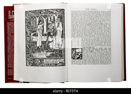 Le Morte d'Arthur von Sir Thomas Malory. Die Dame vom See verkündigt Arthur das Schwert Excalibur Illustration von Aubrey Beardsley Stockfoto