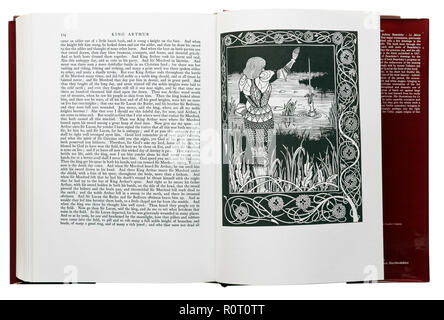 Le Morte d'Arthur von Sir Thomas Malory. Abbildung, wie Sir Bedivere warf das Schwert Excalibur in das Wasser von Aubrey Beardsley Stockfoto