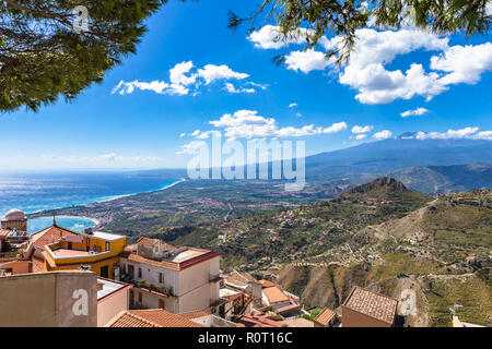 Castelmola, Italien - 27 September 2018: Der Blick aus dem kleinen Dorf Castelmola am Berg oberhalb von Taormina, mit Blick auf das Mittelmeer Stockfoto