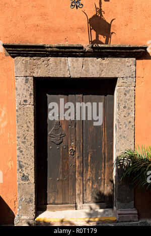 Eine alte hölzerne Tür mit Stein umgeben auf einer historischen Haus in San Miguel de Allende, Mexiko. San Miguel de Allende hat mehr als 2.000 alte hölzerne kolonialen Türen aus dem Jahr 1800 macht die Stadt einzigartig in Mexiko. Stockfoto