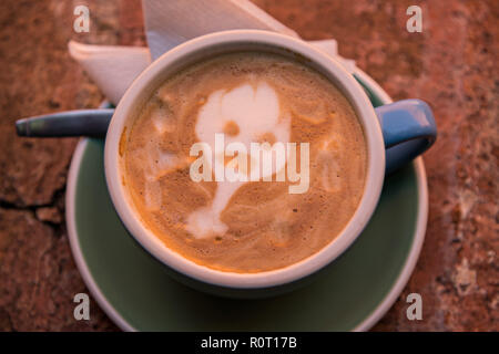 Einen Cafe Latte mit einem ghost Design aus der geschäumte Milch während des Dia de Muertos Festival in San Miguel de Allende, Mexiko. Stockfoto