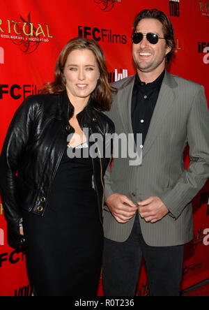 Tea Leoni und Luke Wilson anreisen, an der Sie töten mich Premiere Arclight Theater in Los Angeles. 3/4 Blickkontakt - 04 Leo Stockfoto