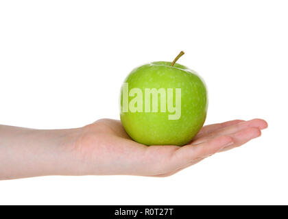 Junge weibliche Hand, die eine köstliche green apple in öffnen Sie Palm auf weißem Hintergrund. Stockfoto