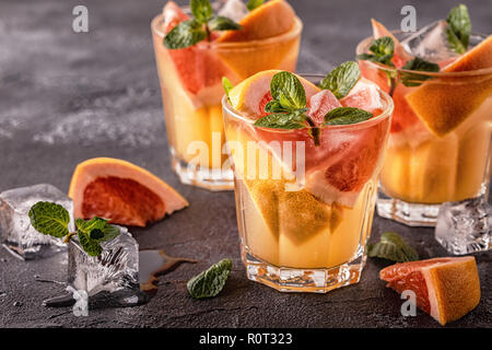 Grapefruit hausgemachten Cocktail/detox Obst infundiert Wasser, selektiven Fokus. Stockfoto