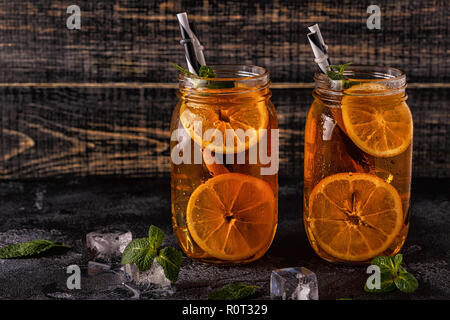 Eistee mit Zitrone und Minze. Selektive konzentrieren. Stockfoto