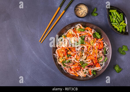 Asiatischer Salat mit Reis Nudeln, Garnelen und Gemüse, Ansicht von oben. Stockfoto