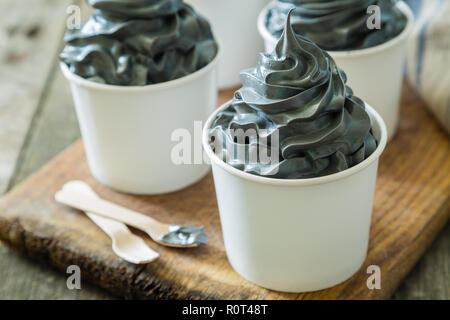 Schwarzes Eis in weißen Tassen Stockfoto