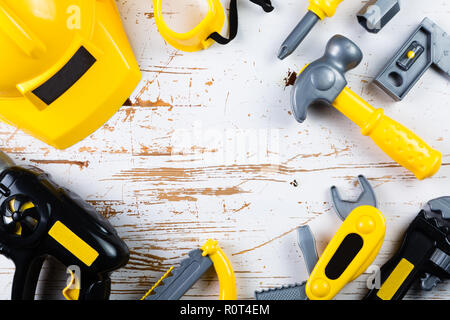 Vatertag Konzept - Kind Werkzeuge auf Holz Hintergrund Stockfoto