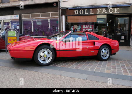 Classic Cars in Gloucester High Street. Ferrari 328 GTS Sport Auto Stockfoto