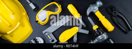 Vatertag Konzept - Kind Tools auf schwarzem Hintergrund Stockfoto