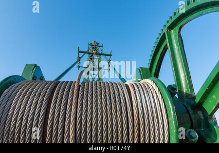 Eine große Rolle von Kabel auf eine altmodische oder Vintage Kran. vintage Hebezeuge und Gemetzel. Stockfoto