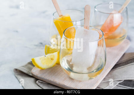 Bunte Eis Eis am Stiel mit Wein in Gläsern Stockfoto