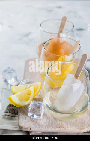 Bunte Eis Eis am Stiel mit Wein in Gläsern Stockfoto