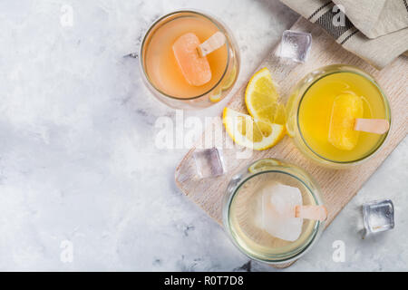 Bunte Eis Eis am Stiel mit Wein in Gläsern Stockfoto