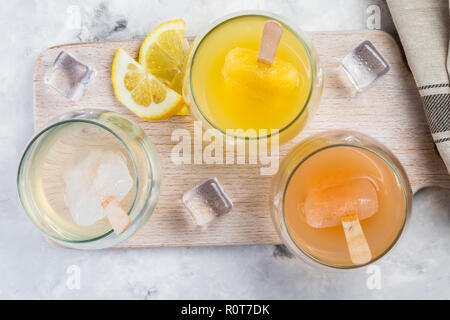 Bunte Eis Eis am Stiel mit Wein in Gläsern Stockfoto