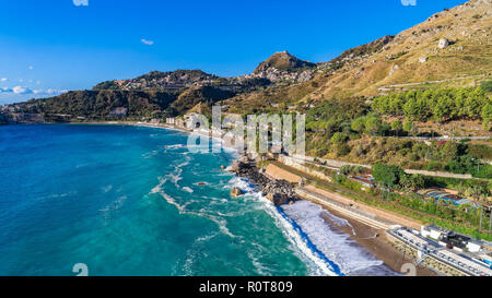 Antenne. Blick vom Strand nach Taormina. Taormina ist ein touristisches Ziel seit dem 19. Jahrhundert. An der Ostküste der Insel Sizilien, ICH Stockfoto