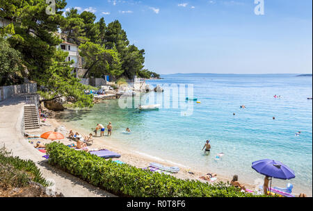 BRELA, KROATIEN - 20. JULI 2018: Touristen Erholung am wunderschönen Strand von Brela, schönen mediterranen Marine in Kroatien Stockfoto