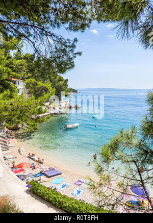 BRELA, KROATIEN - 20. JULI 2018: Touristen Erholung am wunderschönen Strand von Brela, schönen mediterranen Marine in Kroatien Stockfoto