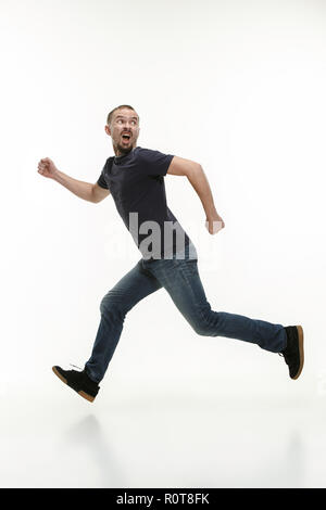 Mann schnell am Weißen studio Hintergrund Stockfoto