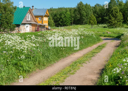 Wohnhaus und Boulder Badewanne Heilige Dreifaltigkeit Anzersky Kloster Der solowki Kloster auf dem Anzersky Insel Solowki Inseln, Archangelsk re Stockfoto