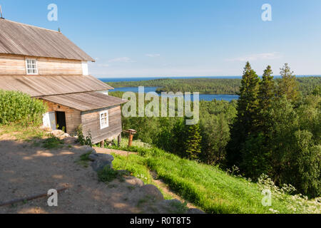 Blick auf die Insel Anzersky, Kloster Gebäude, und das Weiße Meer vom Berg Golgatha auf Anzersky Insel Solowki Inseln, Oblast Archangelsk, Russ Stockfoto