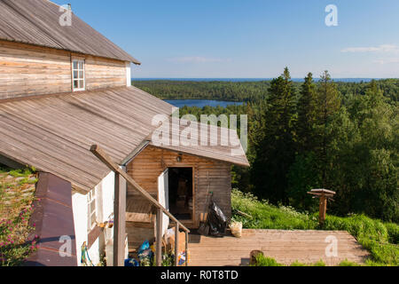 Blick auf die Insel Anzersky, Kloster Gebäude, und das Weiße Meer vom Berg Golgatha auf Anzersky Insel Solowki Inseln, Oblast Archangelsk, Russ Stockfoto