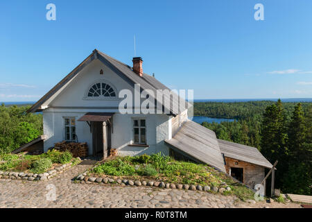 Blick auf die Insel Anzersky, Kloster Gebäude, und das Weiße Meer vom Berg Golgatha auf Anzersky Insel Solowki Inseln, Oblast Archangelsk, Russ Stockfoto