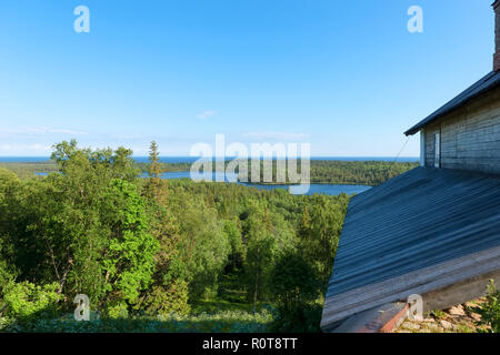 Blick auf die Insel Anzersky, Kloster Gebäude, und das Weiße Meer vom Berg Golgatha auf Anzersky Insel Solowki Inseln, Oblast Archangelsk, Russ Stockfoto